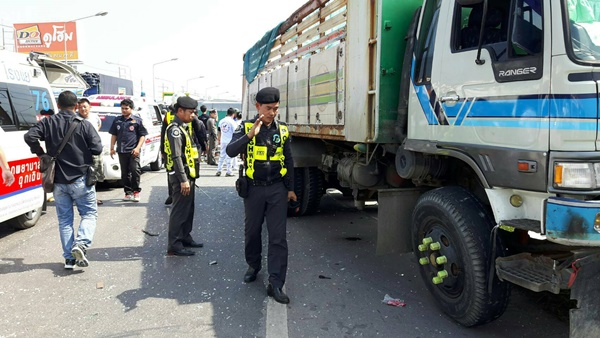 รถพ่วงชนรถสองแถวโดยสาร