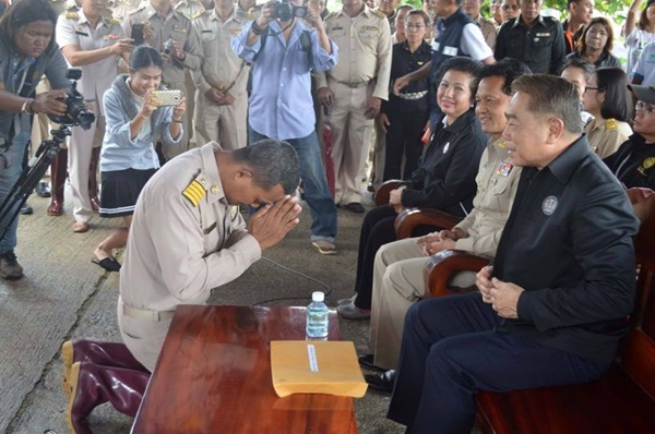 ผู้ใหญ่บ้านสุดจะกลั้น คุกเข่าไหว้รองนายกรัฐมนตรี