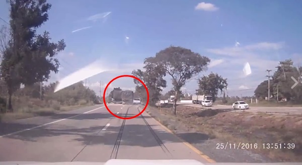 สิบล้อเปลี่ยนเลนเบียดกระบะเกือบกระเด็นตกถนน