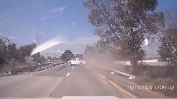 สิบล้อเปลี่ยนเลนเบียดกระบะเกือบกระเด็นตกถนน