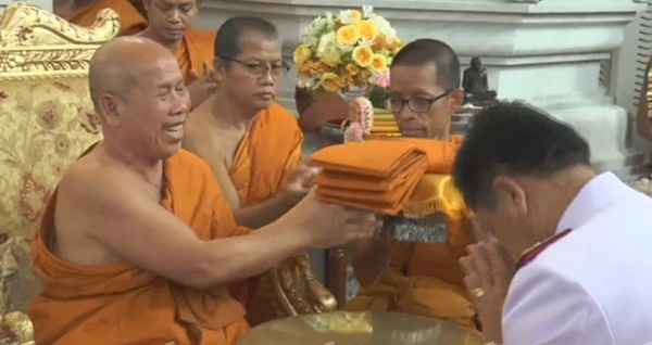  พระราชทานผ้าไตร 