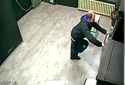 หนุ่มติดพนันจัดถึงขั้นถอดกางเกงอึลงพื้น มีแถมล็อตสองในท่ากึ่งยืน! 