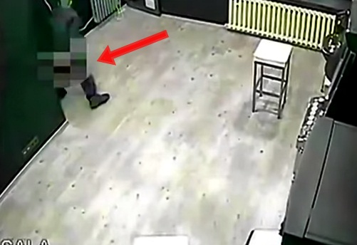 หนุ่มติดพนันจัดถึงขั้นถอดกางเกงอึลงพื้น มีแถมล็อตสองในท่ากึ่งยืน! 