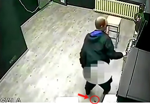 หนุ่มติดพนันจัดถึงขั้นถอดกางเกงอึลงพื้น มีแถมล็อตสองในท่ากึ่งยืน! 