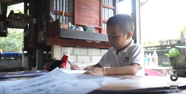 น้องไอซ์ เด็กอัจฉริยะ 6 ขวบ วาดภาพในหลวง