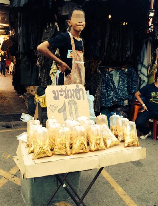 สั่งทัณฑ์บน ห้ามเด็กชายขายยำมะม่วงเกินราคา เข้าขายของในตลาดนัดจตุจักรอีก