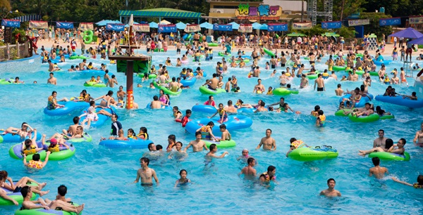 ผลตรวจน้ำในสระว่ายน้ำสาธารณะของจีน พบครึ่งหนึ่งมีปริมาณ 