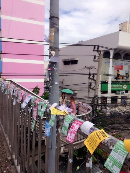 สุดเอือมใบปลิวเงินกู้ติดเต็มสะพานลอยนิคมนวนคร
