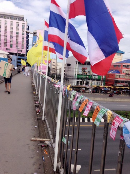 สุดเอือมใบปลิวเงินกู้ติดเต็มสะพานลอยนิคมนวนคร