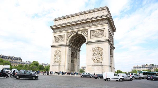 พี่จีนจัดแล้ว สร้างประตูชัยฝรั่งเศสในเจิ้งโจว