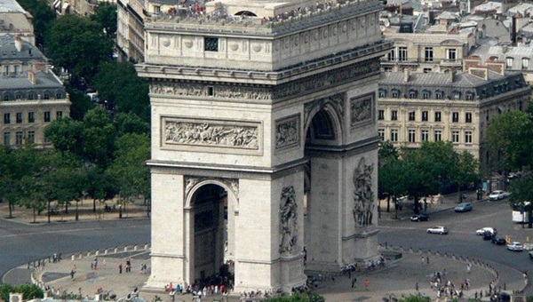 พี่จีนจัดแล้ว สร้างประตูชัยฝรั่งเศสในเจิ้งโจว