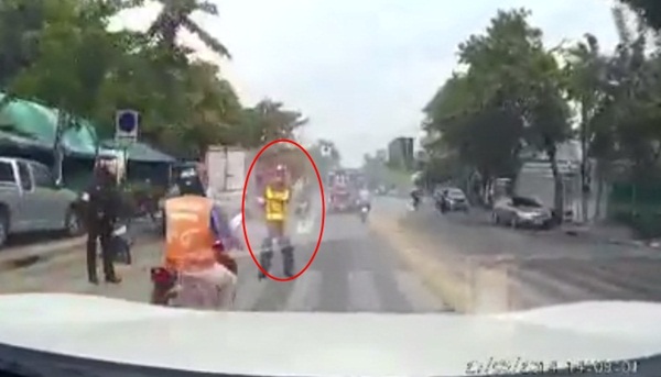 คลิปตำรวจโผล่ขวางวินมอเตอร์ไซค์กะทันหัน