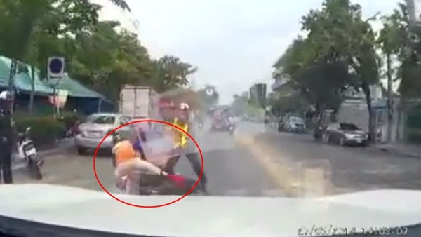 คลิปตำรวจโผล่ขวางวินมอเตอร์ไซค์กะทันหัน