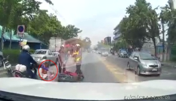 คลิปตำรวจโผล่ขวางวินมอเตอร์ไซค์กะทันหัน