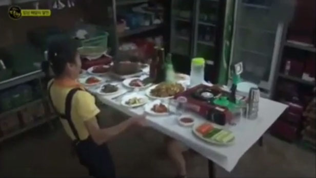  เสิร์ฟอาหารด้วยการเทินทั้งโต๊ะไว้บนหัว