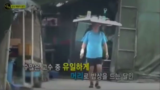  เสิร์ฟอาหารด้วยการเทินทั้งโต๊ะไว้บนหัว
