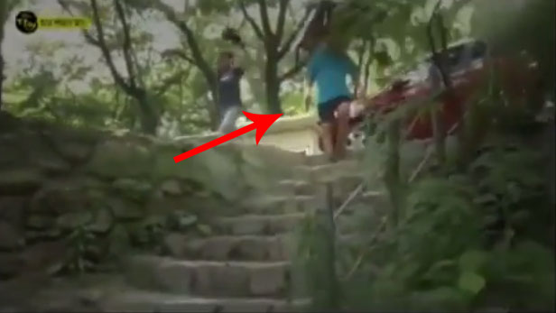  เสิร์ฟอาหารด้วยการเทินทั้งโต๊ะไว้บนหัว