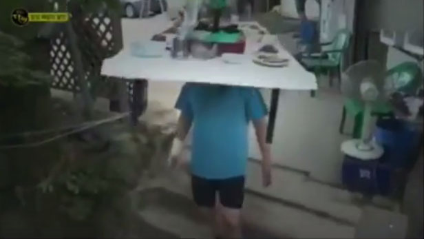  เสิร์ฟอาหารด้วยการเทินทั้งโต๊ะไว้บนหัว