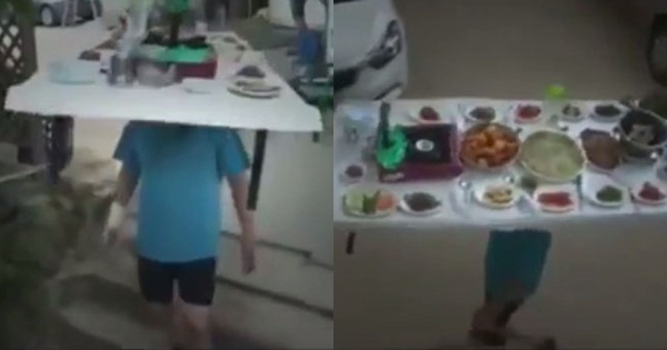  เสิร์ฟอาหารด้วยการเทินทั้งโต๊ะไว้บนหัว