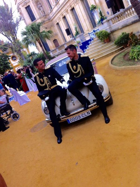 ตำรวจเกย์แต่งเต็มยศเข้าพิธีวิวาห์ คู่แรกของสเปน