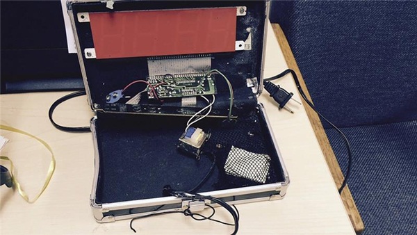 ประดิษฐ์นาฬิกาแต่โดนจับ เพราะครูคิดว่าระเบิด