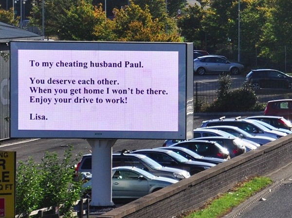 หญิงเช่าป้ายโฆษณาส่งข้อความถึงสามีคบชู้ 