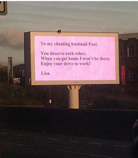 หญิงเช่าป้ายโฆษณาส่งข้อความถึงสามีคบชู้ 