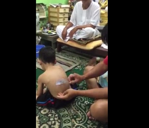 พ่ออัดคลิปพาเด็ก 3 ขวบไปสักยันต์