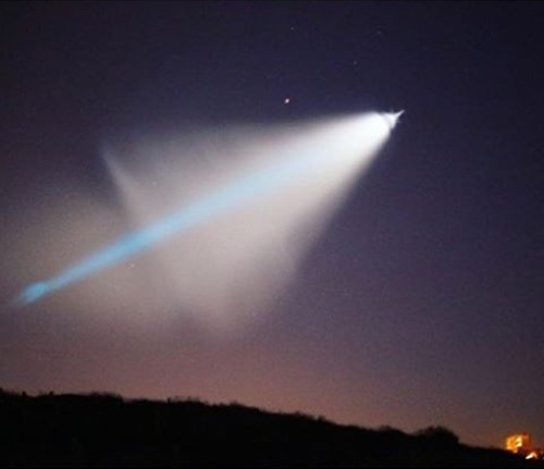 แสงประหลาดโผล่เหนือน่านฟ้าสหรัฐฯ กองทัพรับยิงขีปนาวุธ