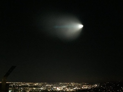 แสงประหลาดโผล่เหนือน่านฟ้าสหรัฐฯ กองทัพรับยิงขีปนาวุธ