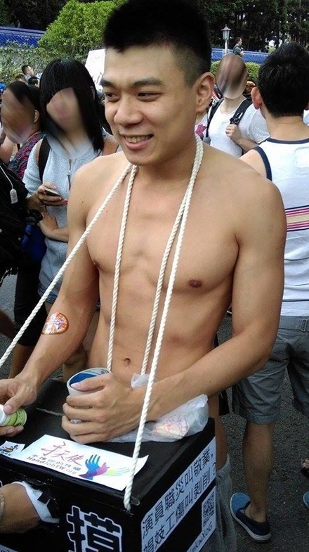 หนุ่มไต้หวันหารายได้เสริม ให้คนล้วงจับนกเขา