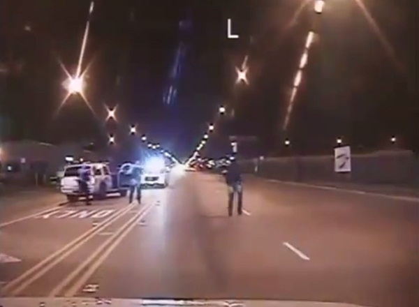 ตำรวจรัวยิงวัยรุ่นผิวสีดับ ทั้งที่ไร้ความผิด