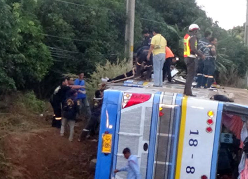 รถทัวร์เชียงใหม่คว่ำที่อ่างทอง