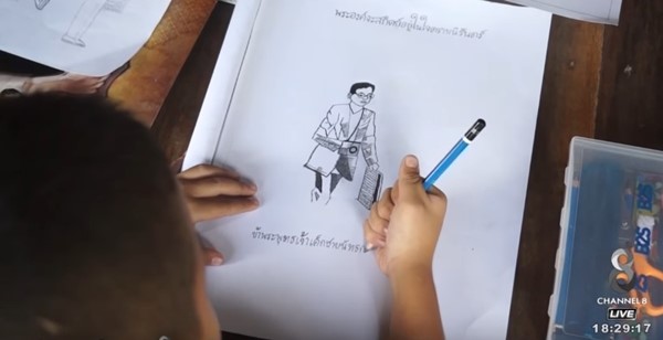 น้องไอซ์ เด็กอัจฉริยะ 6 ขวบ วาดภาพในหลวง