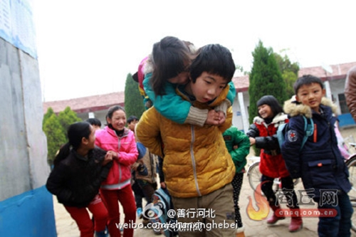 พี่ชายแบกน้องสาวป่วยพิการ พาไปเรียน