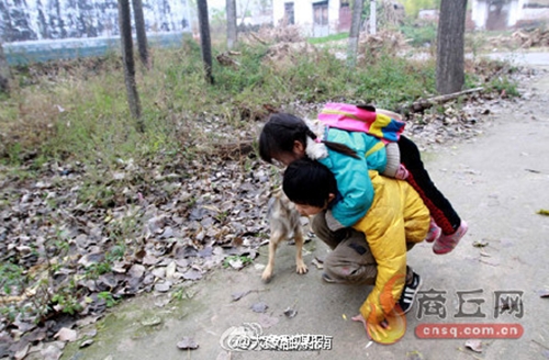 พี่ชายแบกน้องสาวป่วยพิการ พาไปเรียน