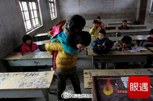 พี่ชายแบกน้องสาวป่วยพิการ พาไปเรียน