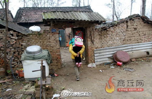 พี่ชายแบกน้องสาวป่วยพิการ พาไปเรียน