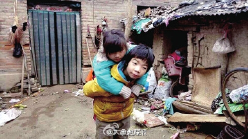 พี่ชายแบกน้องสาวป่วยพิการ พาไปเรียน