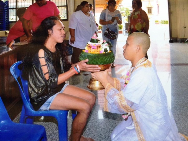 เด็กน้อยกตัญญู ก้มกราบเท้าแม่กะเทย