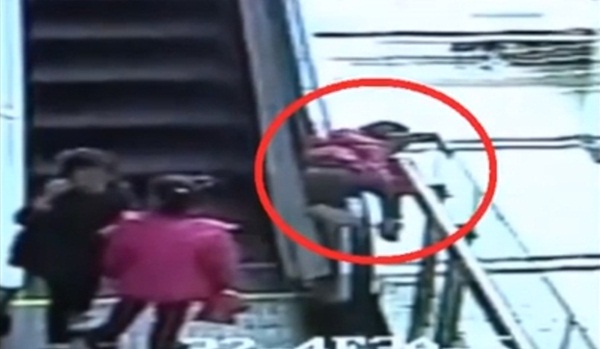 เด็ก 3 ขวบตกบันไดเลื่อนดับ