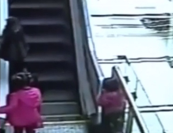 เด็ก 3 ขวบตกบันไดเลื่อนดับ