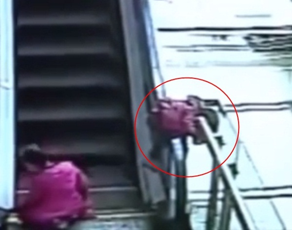 เด็ก 3 ขวบตกบันไดเลื่อนดับ