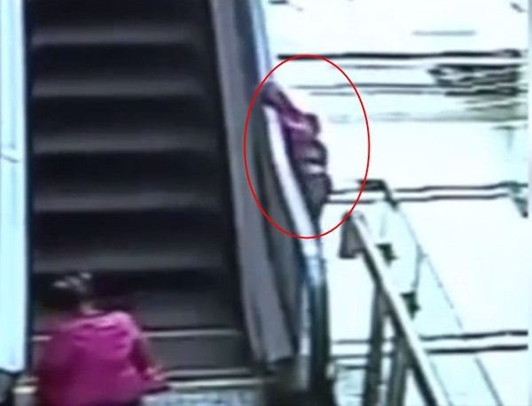 เด็ก 3 ขวบตกบันไดเลื่อนดับ