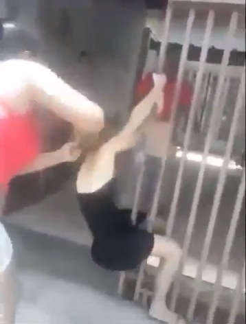 จับเมียน้อยไทยจิกหัวลากพื้น-โยนจากสะพาน