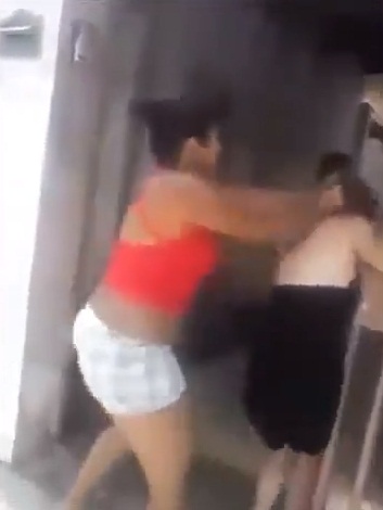 จับเมียน้อยไทยจิกหัวลากพื้น-โยนจากสะพาน