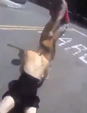 จับเมียน้อยไทยจิกหัวลากพื้น-โยนจากสะพาน