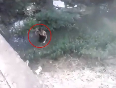 จับเมียน้อยไทยจิกหัวลากพื้น-โยนจากสะพาน