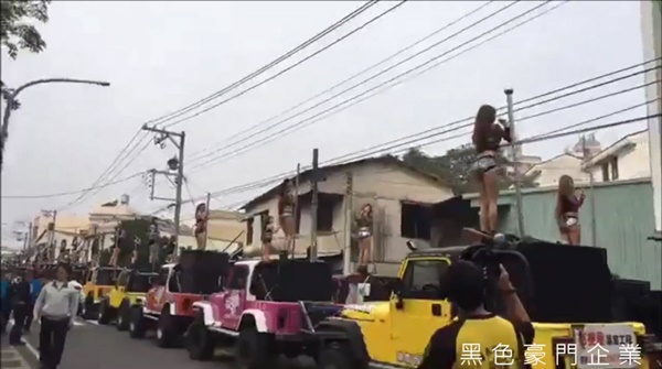 หนุ่มจัดงานศพพ่อ จ้างโคโยตี้ 50 คน เต้นรูดเสาแห่รอบเมือง