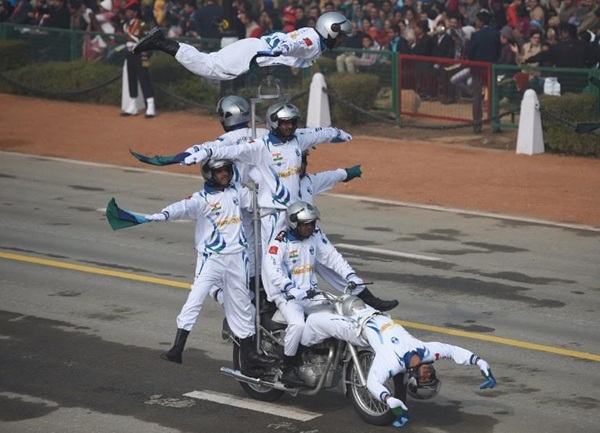 อินเดียโชว์ต่อตัวบนมอเตอร์ไซค์ฉลองวันชาติ